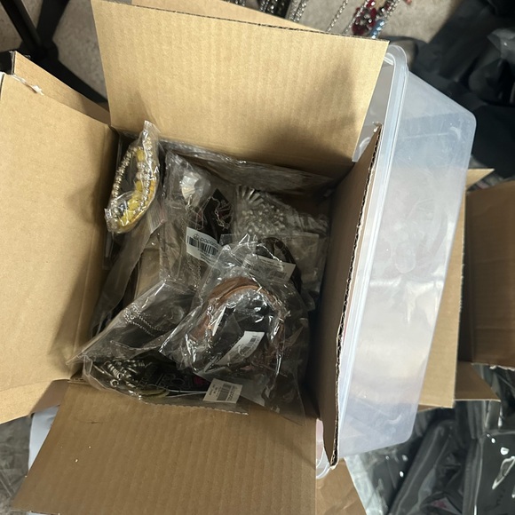 Mystery Bag of Paparazzi Jewelry/Accessories. NWT - Picture 4 of 4